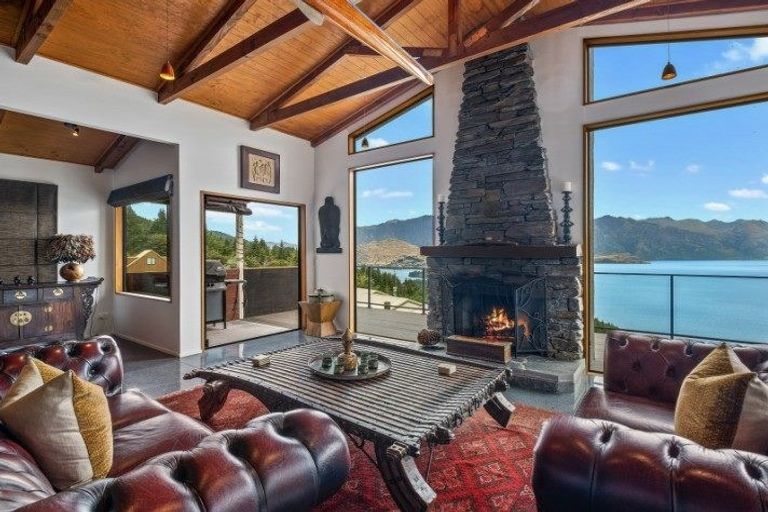 Photo of property in 136 Wynyard Crescent, Fernhill, Queenstown, 9300