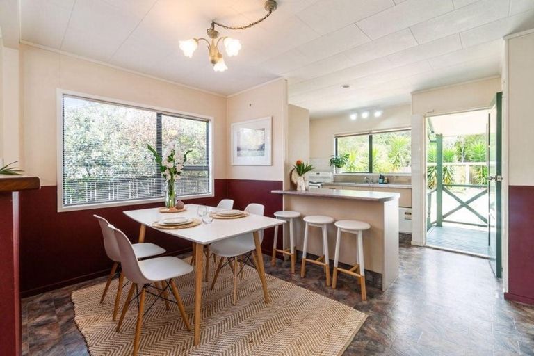 Photo of property in 21 Redlands Grove, Swanson, Auckland, 0612