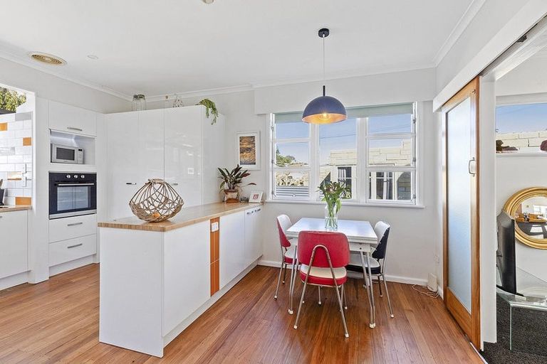 Photo of property in 58 Airlie Road, Plimmerton, Porirua, 5026