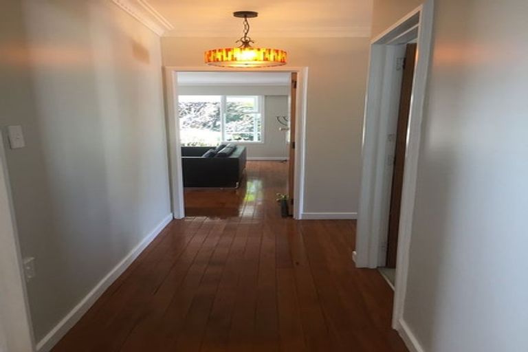 Photo of property in 1/1 Sylvan Park Avenue, Milford, Auckland, 0620