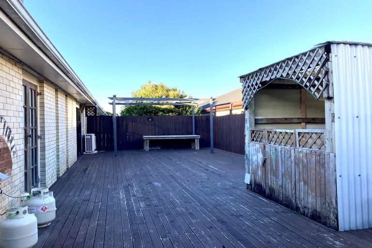 Photo of property in 2/89a Royal Road, Massey, Auckland, 0614