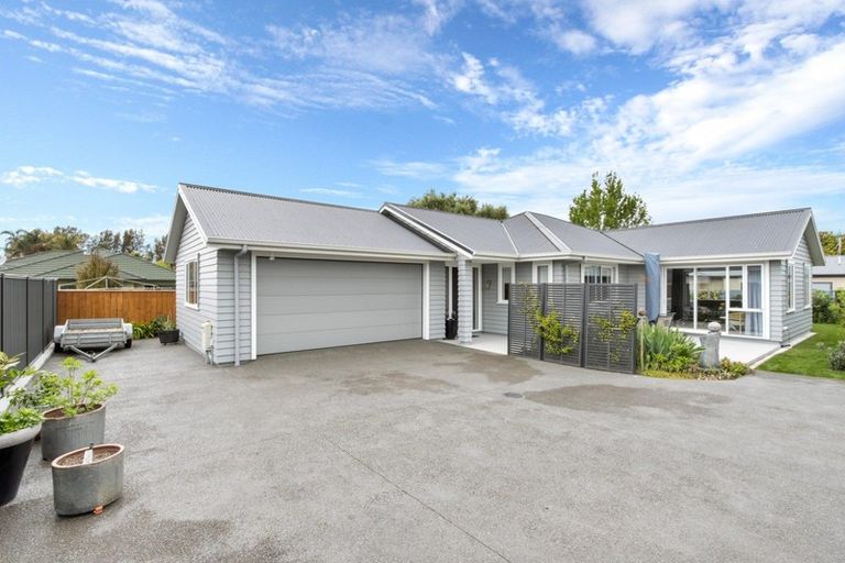 Photo of property in 16 West Place, Greenmeadows, Napier, 4112