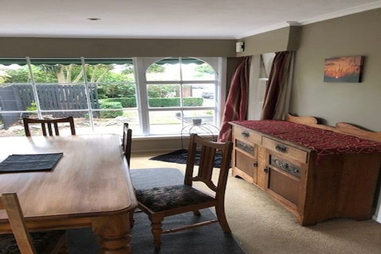 Photo of property in 12 Ladbrokes Place, Fendalton, Christchurch, 8052