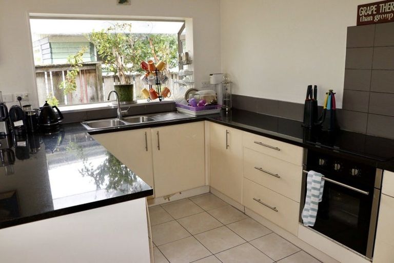 Photo of property in 30a Trinidad Road, Sunnynook, Auckland, 0620