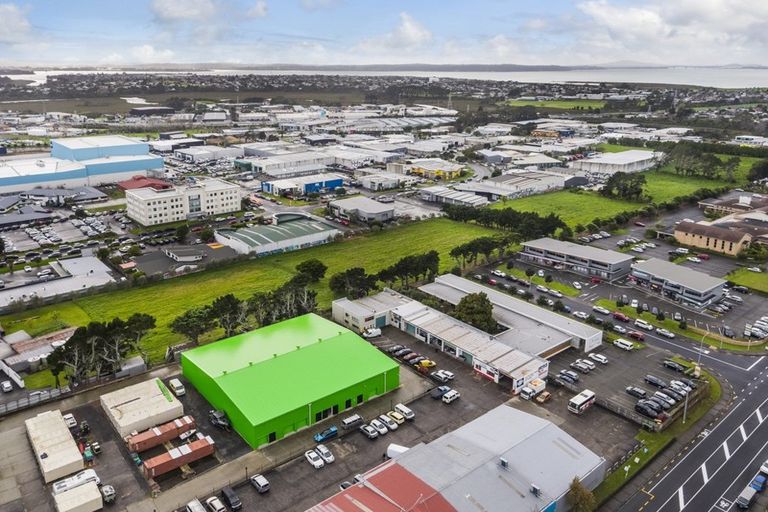 Photo of property in 2/251 Lincoln Road, Henderson, Auckland, 0610