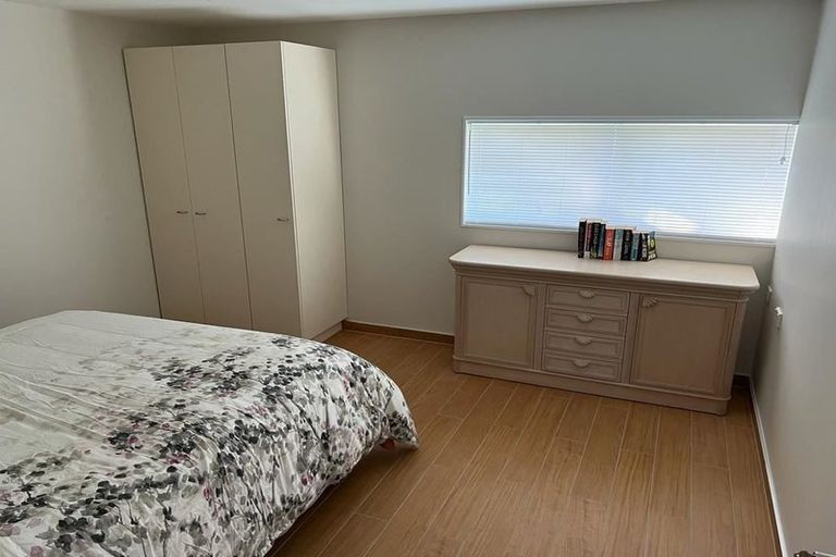 Photo of property in 11 Meadow Crescent, Te Atatu South, Auckland, 0602