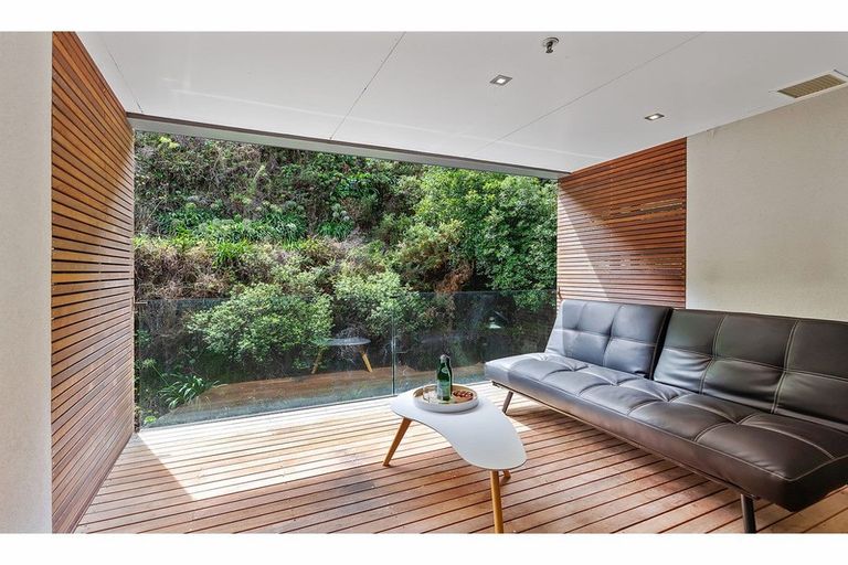 Photo of property in Patent 326 Apartments, 206s/326 Evans Bay Parade, Hataitai, Wellington, 6021