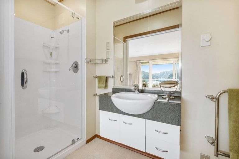 Photo of property in 18 Seaview Crescent, Picton, 7220