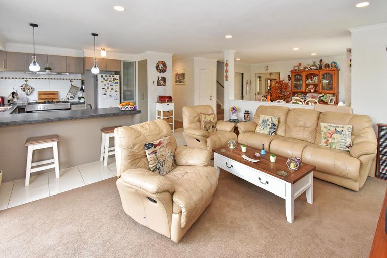 Photo of property in 9 Pickaberry Avenue, Karaka, Papakura, 2113