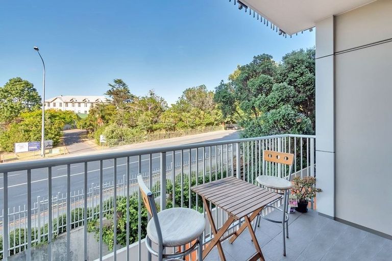 Photo of property in Shoal Haven Apartments, 206a/130 Anzac Street, Takapuna, Auckland, 0622