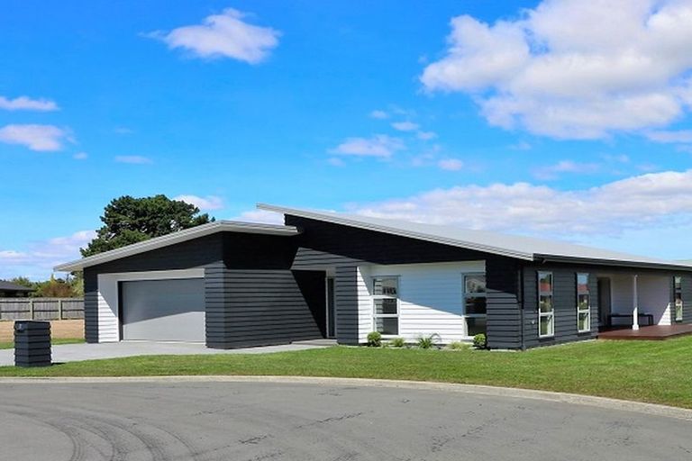 Photo of property in 11 Tararua Crescent, Carterton, 5713