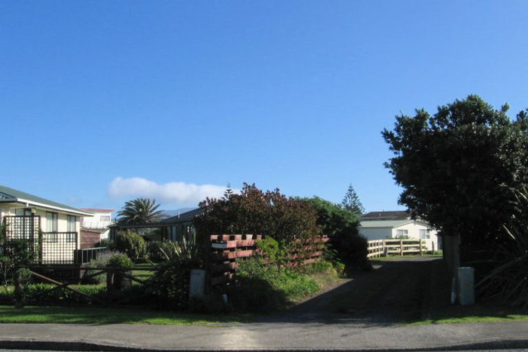 Photo of property in 14 Adrian Grove, Waikanae Beach, Waikanae, 5036
