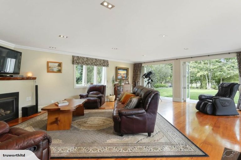 Photo of property in 186 Boord Crescent, Kumeu, 0891