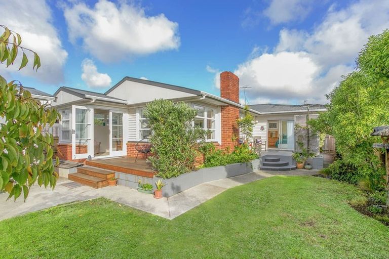 Photo of property in 18 Riverlea Avenue, Pakuranga, Auckland, 2010