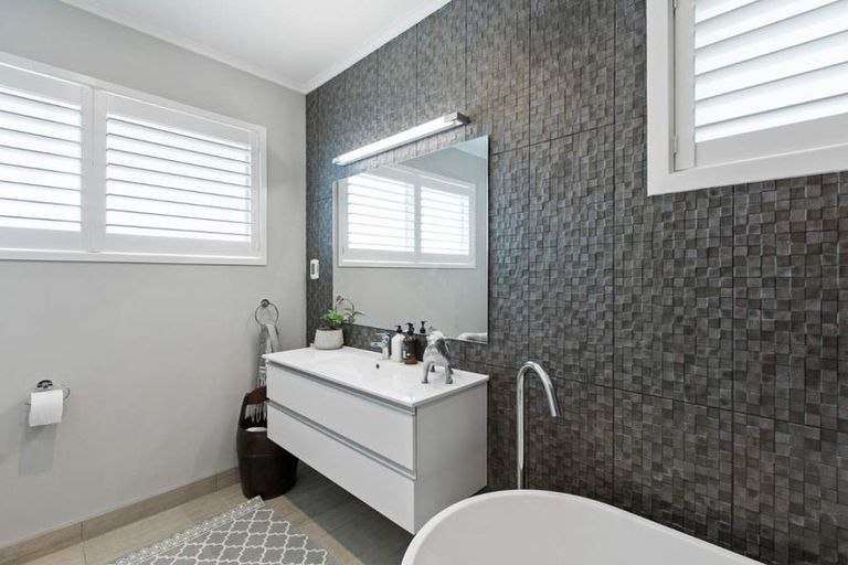 Photo of property in 1/87-89 Hinemoa Street, Birkenhead, Auckland, 0626