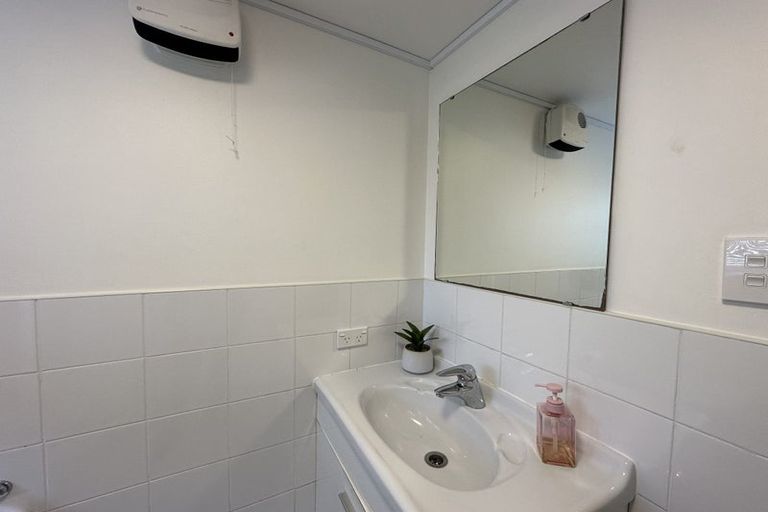 Photo of property in 158 Carlisle Road, Northcross, Auckland, 0632