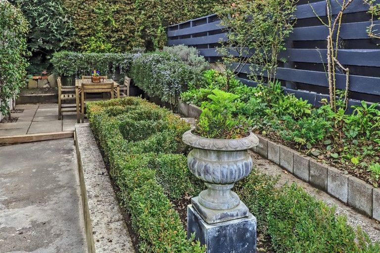 Photo of property in 2/32 Greenwood Road, Havelock North, 4130