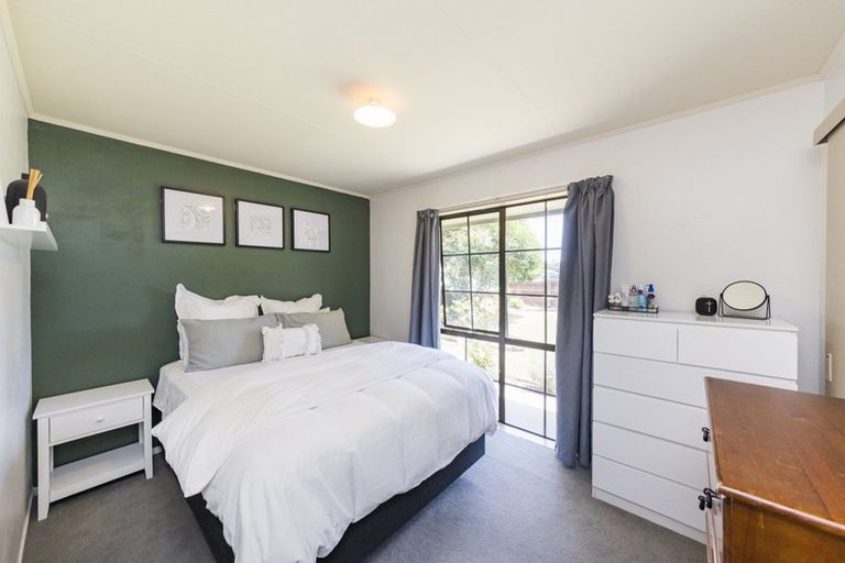 Photo of property in 2 Chatsworth Place, Highbury, Palmerston North, 4412