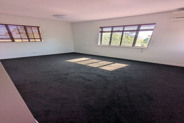 Photo of property in 2/5 Seacliffe Avenue, Belmont, Auckland, 0622