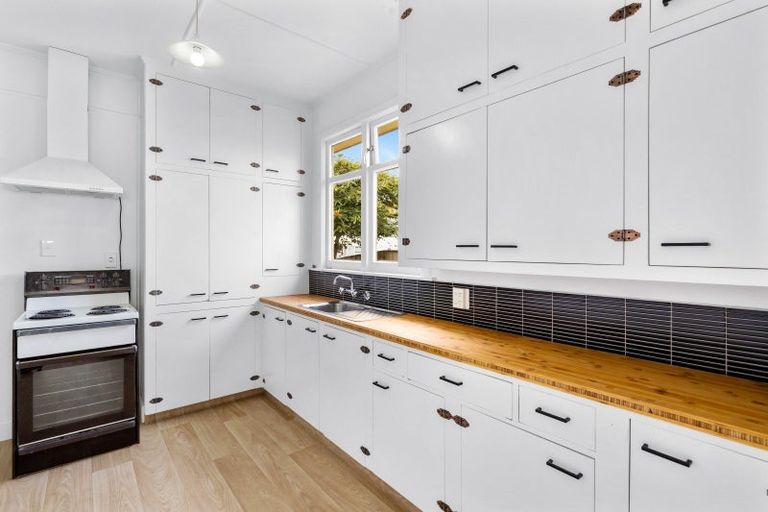 Photo of property in 142 Carlyle Street, Napier South, Napier, 4110