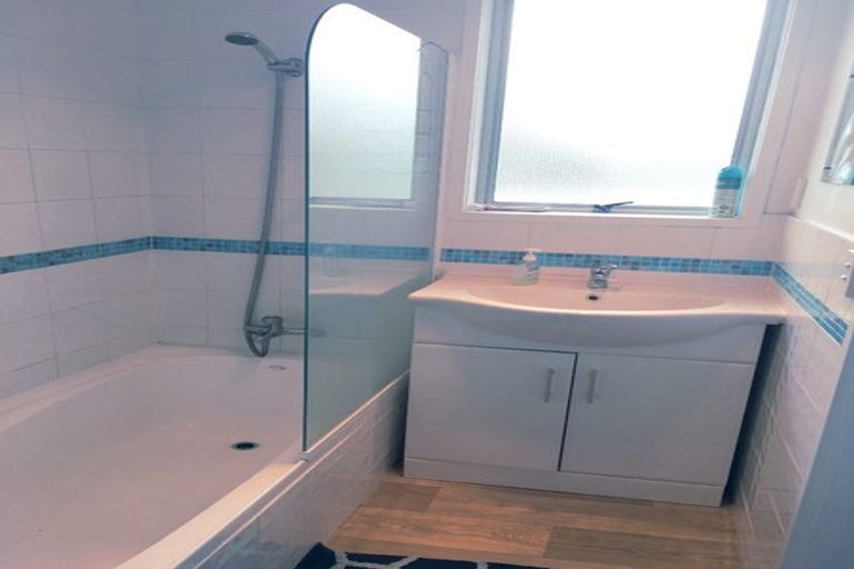 Photo of property in 4 Karo Place, Glendene, Auckland, 0602