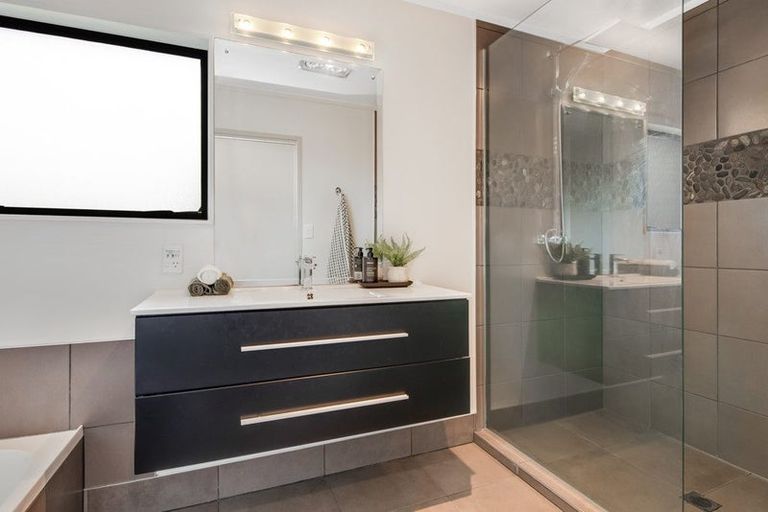 Photo of property in 5 Onewhero Road, Kaukapakapa, Warkworth, 0984