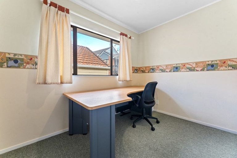 Photo of property in 2/12 Helicon Place, Totara Vale, Auckland, 0629