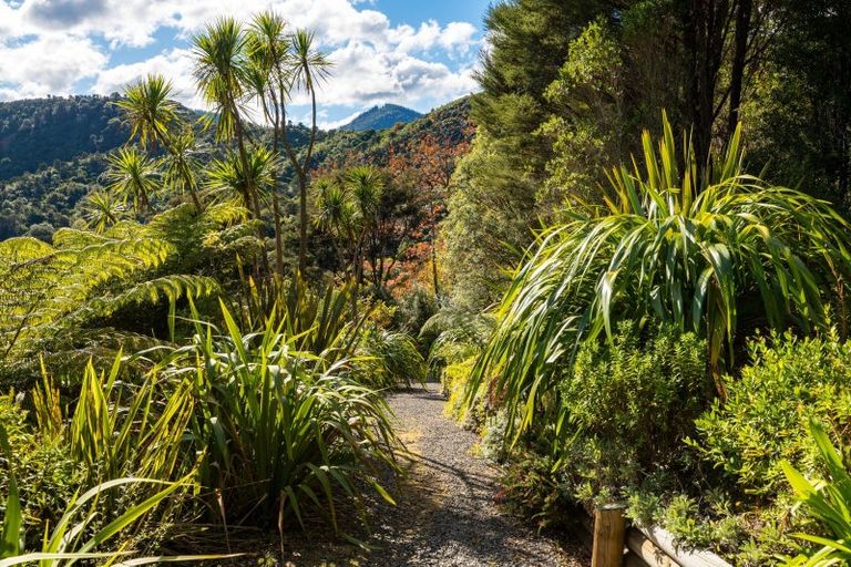 Photo of property in 259 Queen Charlotte Drive, Havelock, Picton, 7281