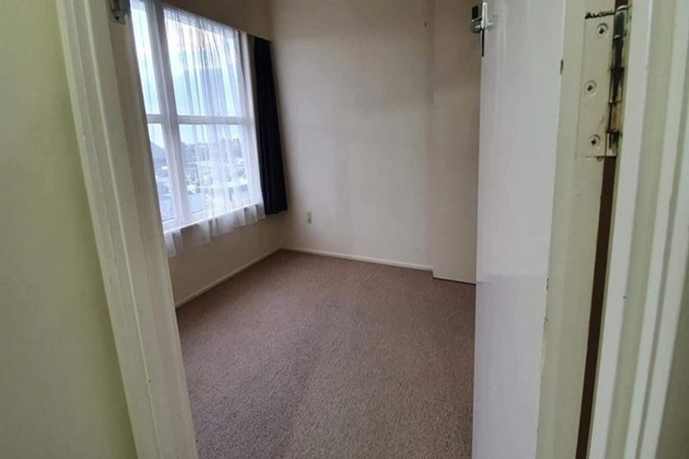 Photo of property in 1/97 Target Road, Totara Vale, Auckland, 0629