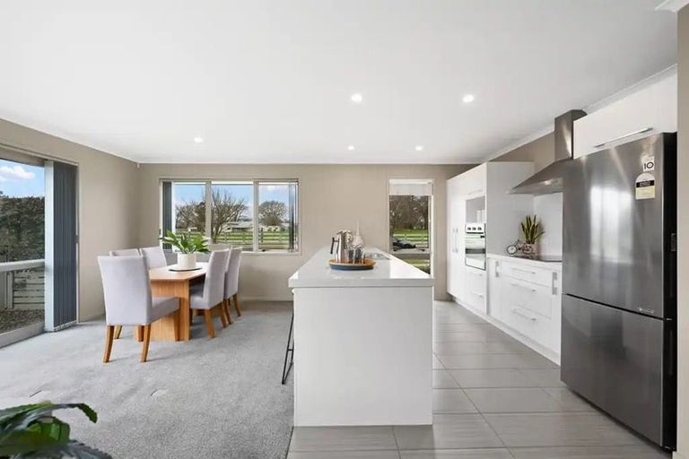 Photo of property in 41 Plescher Crescent, Leamington, Cambridge, 3432