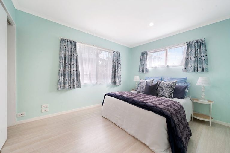 Photo of property in 124a Golf Road, New Lynn, Auckland, 0600