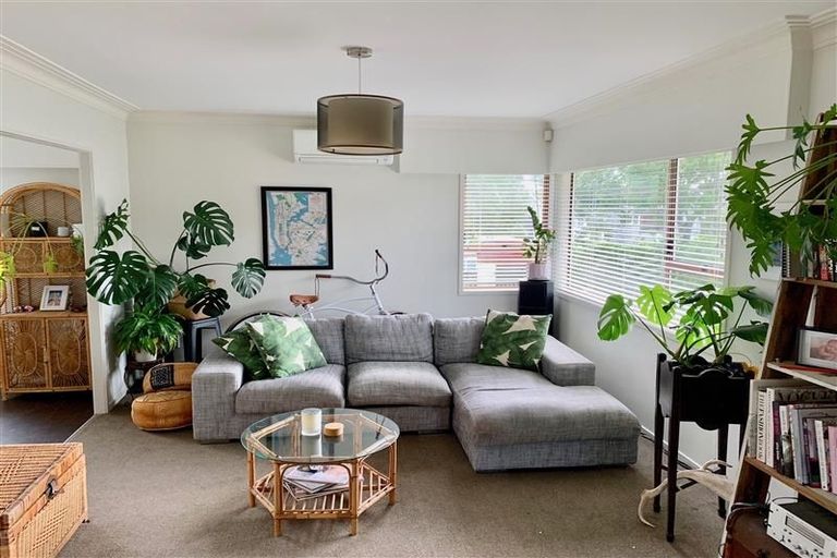 Photo of property in 27 Wainui Avenue, Point Chevalier, Auckland, 1022