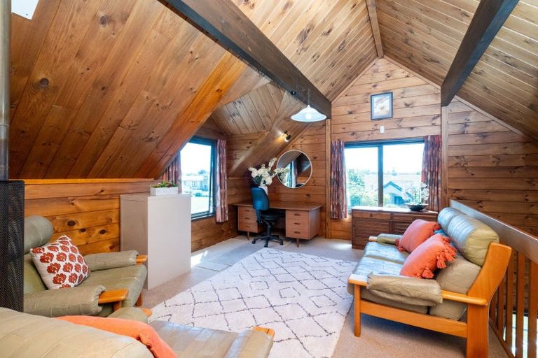 Photo of property in 12 Deakin Place, Clive, 4102