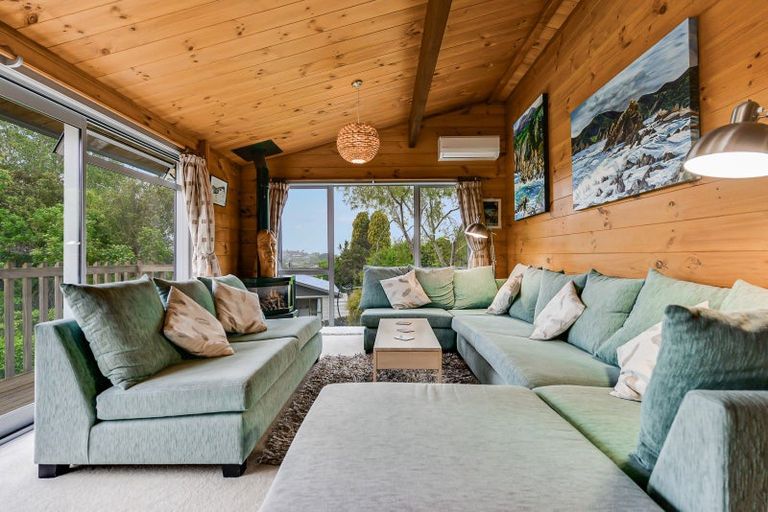 Photo of property in 92 Poaka Avenue, Dinsdale, Hamilton, 3204