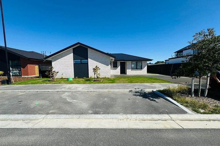 Photo of property in 17 Akoranga Place, Hornby, Christchurch, 8042