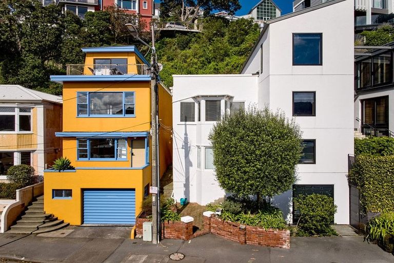 Photo of property in 122 Oriental Parade, Oriental Bay, Wellington, 6011