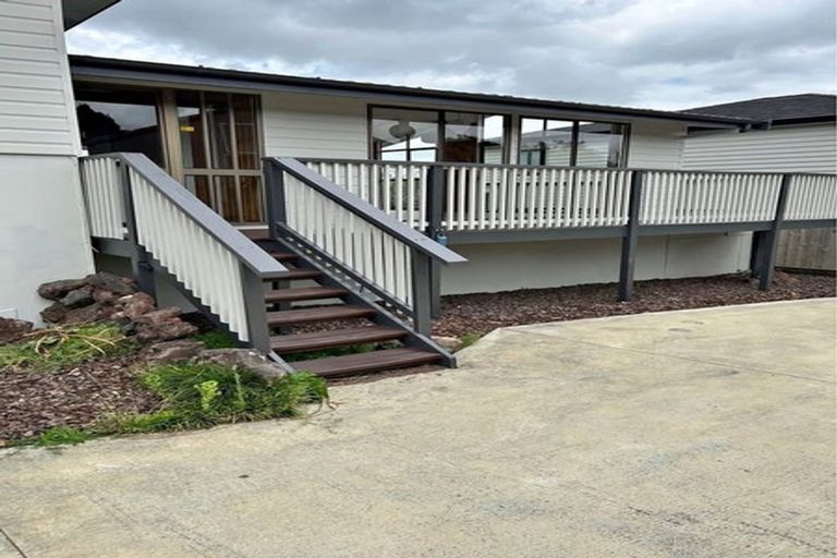 Photo of property in 36 Kingsclere Place, Goodwood Heights, Auckland, 2105