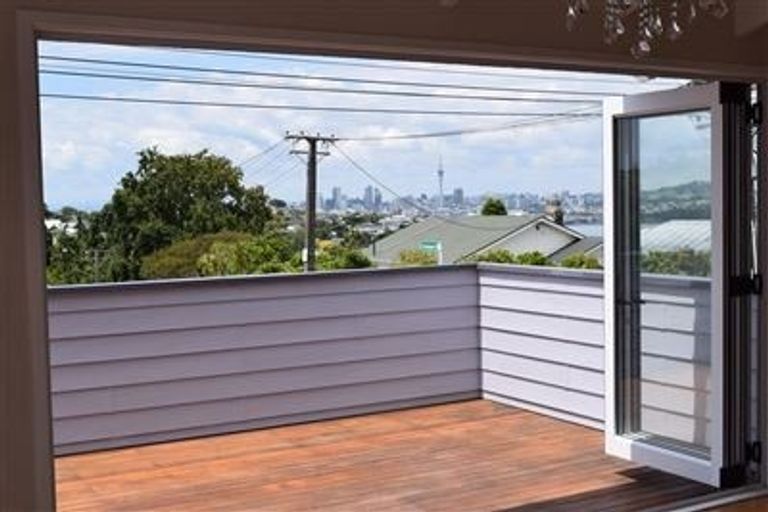 Photo of property in 1/47 Rawene Road, Birkenhead, Auckland, 0626