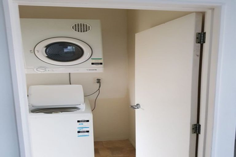 Photo of property in 2/15 Witheford Drive, Bayview, Auckland, 0629