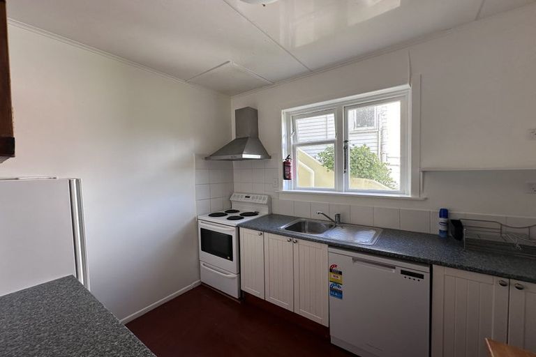 Photo of property in 2/20 Saint Michaels Crescent, Kelburn, Wellington, 6012