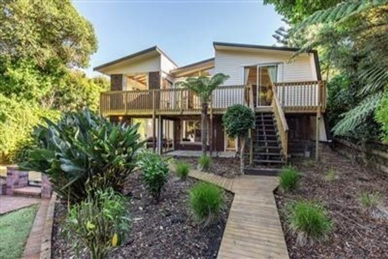 Photo of property in 22 Korotaha Terrace, Rothesay Bay, Auckland, 0630
