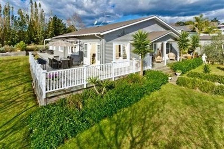 Photo of property in 13 Eastvale Close, Greenhithe, Auckland, 0632