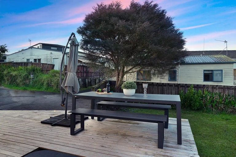 Photo of property in 86 Rosewarne Crescent, Glendene, Auckland, 0602