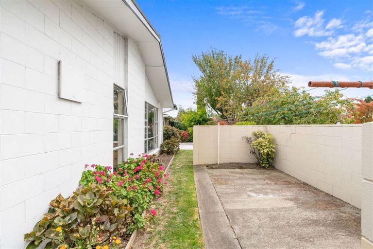 Photo of property in 39 Ambleside Drive, Burnside, Christchurch, 8053