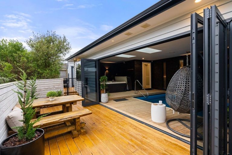 Photo of property in 5 Riroriro Close, Crofton Downs, Wellington, 6035