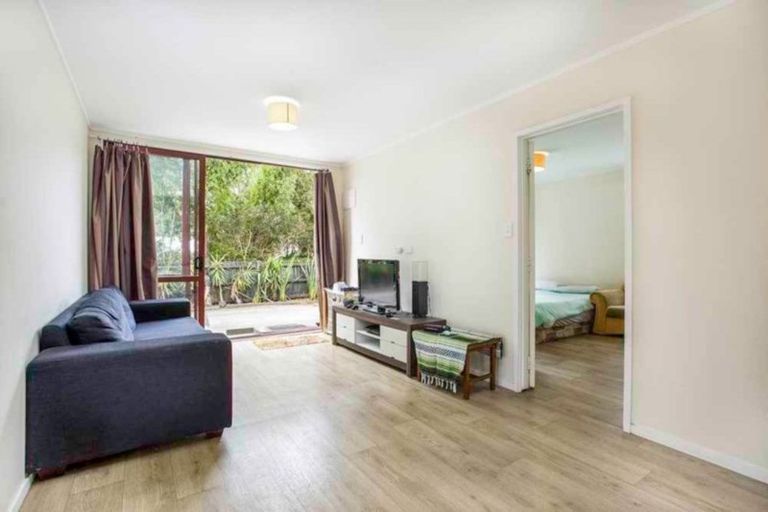 Photo of property in 24 Glenfinn Place, Massey, Auckland, 0614