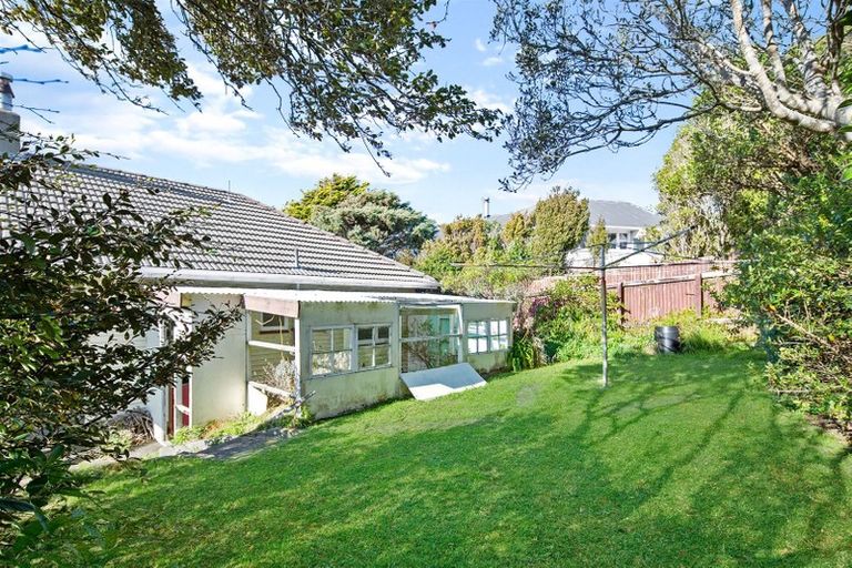 Photo of property in 37 Kenmore Street, Newlands, Wellington, 6037