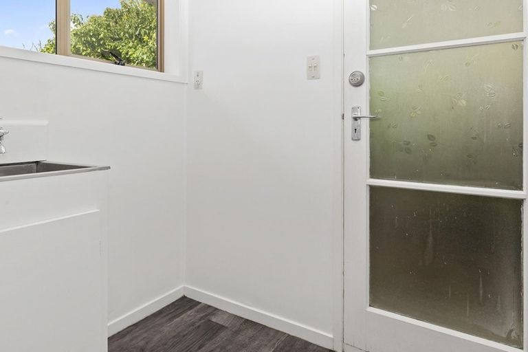 Photo of property in 2/120 Woodglen Road, Glen Eden, Auckland, 0602