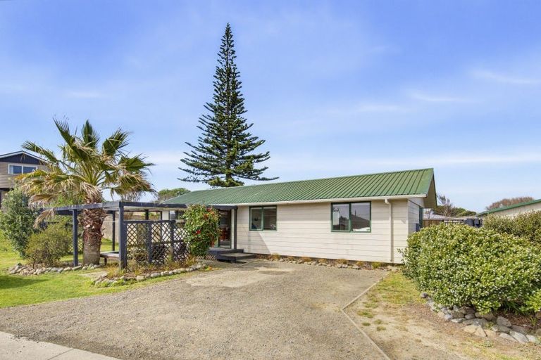 Photo of property in 16b Karaka Street, Otaki Beach, Otaki, 5512
