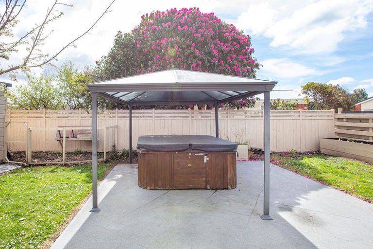 Photo of property in 2 Carrington Avenue, Hillcrest, Hamilton, 3216